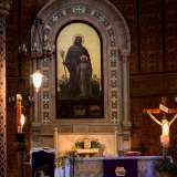 Raggiungiamo l�altare, su cui si erge un grande dipinto di Mario Prayer: raffigura San Giuseppe accompagnato dal figlio adolescente Ges�